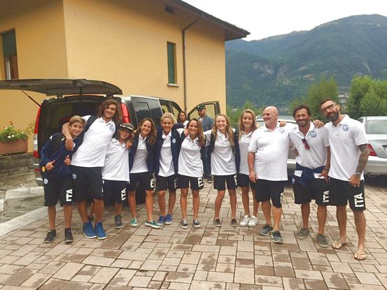 tn LA SQUADRA IN PIEDI